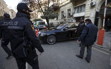 Вооруженный автоматом мужчина ворвался в посольство Азербайджана в Иране и устроил стрельбу: видео