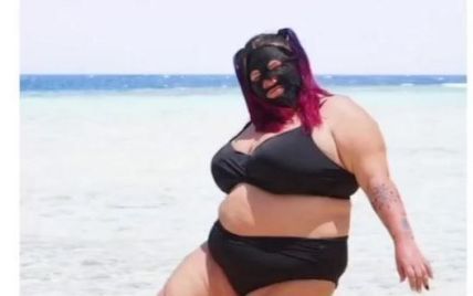 alyona alyona в черном бикини и маске позировала на пляже