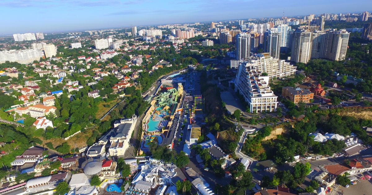 В Одессе демонтируют застройки на пляже, которые начали возводить перед курортным сезоном