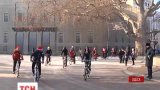 Одесские экстремалы выехали на велопробег в костюмах Дедов Морозов