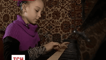 Глуха від народження дівчинка лікується за допомогою музики