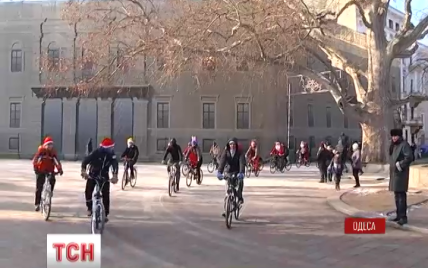 Одеські "Діди Морози" влаштували морозний велопробіг