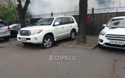 Посольство РФ в Киеве возмутилось из-за облитых фекалиями машин