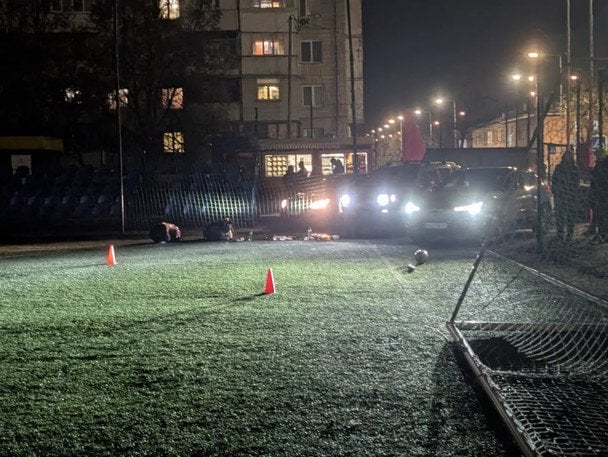 У Києві батьки фарами підсвічують футбольне поле під час відключень світла. Фото: користувачка у ТікТок N@t@li. / © соцмережі