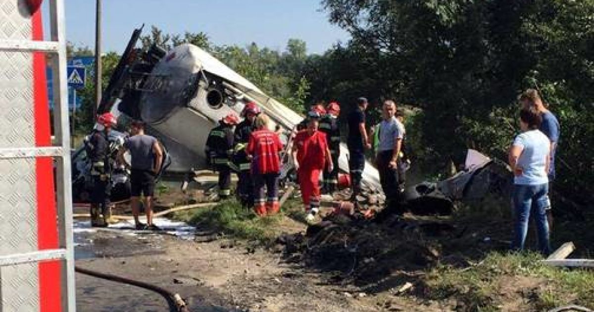В Тернополе бензовоз задел шесть автомобилей и перевернулся, водитель погиб