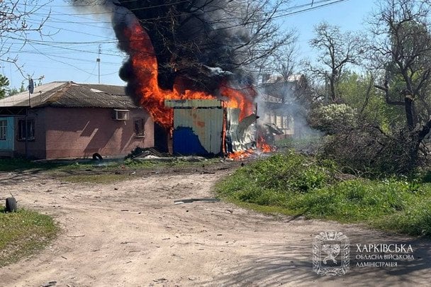 Через удар ворога по Новобаварському району зайнявся кіоск. / © Прокуратура Харківської області