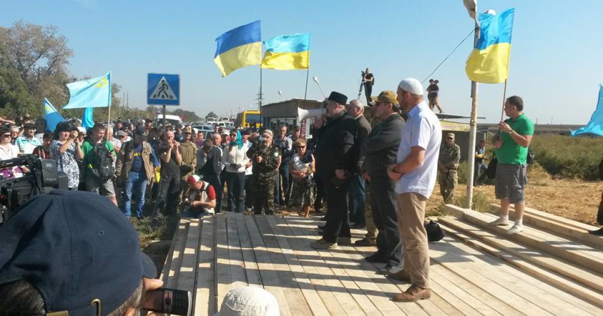 Со сцены выступают лидеры крымских татар и активисты.