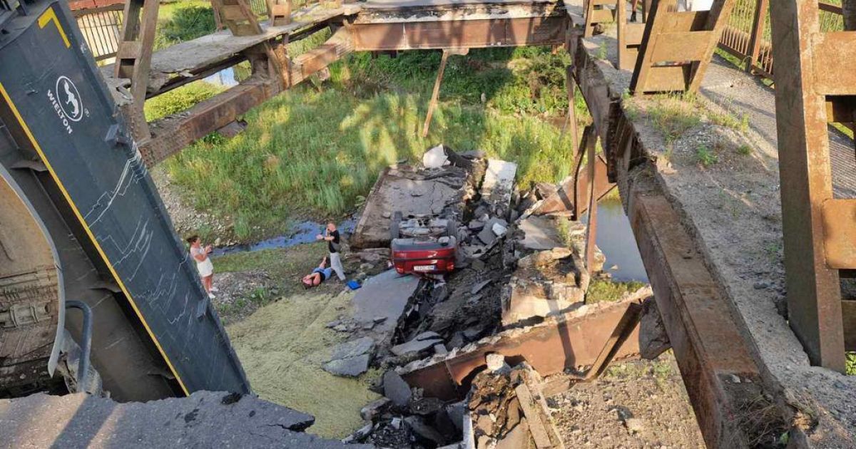 Міст обвалився під час руху автомобілів