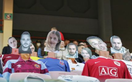 В Белоруси во время футбольного матча на трибуны посадили манекенов в формах "Манчестер Юнайтед" и "Реала"