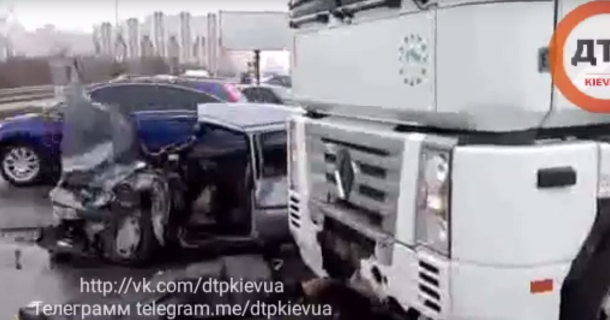 Смертельна ДТП в Києві. Фура не розминулася з легковиком