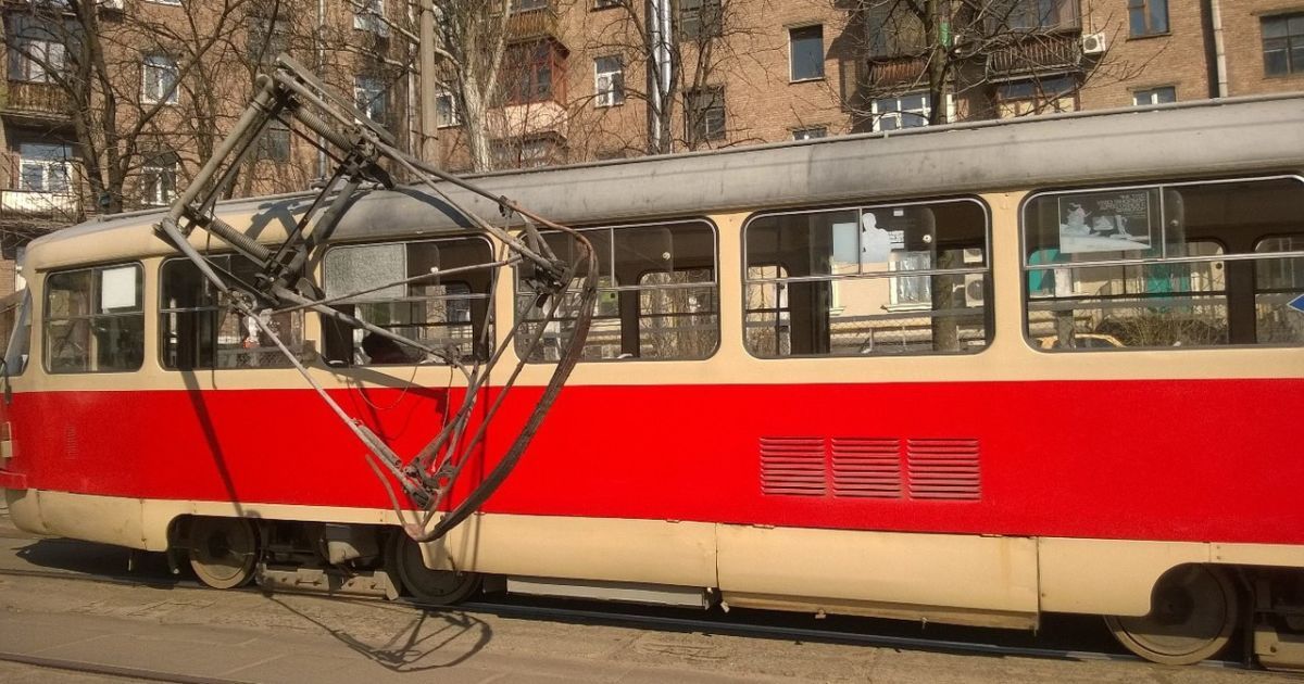 У Києві в трамвая під час руху відлетіли "роги"