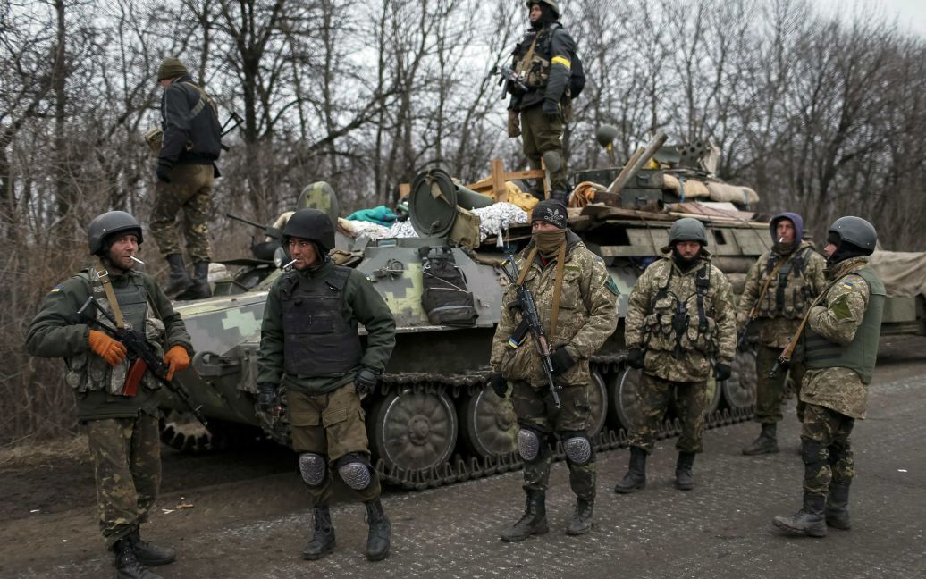 Военные готовятся отводить вооружение / © Reuters