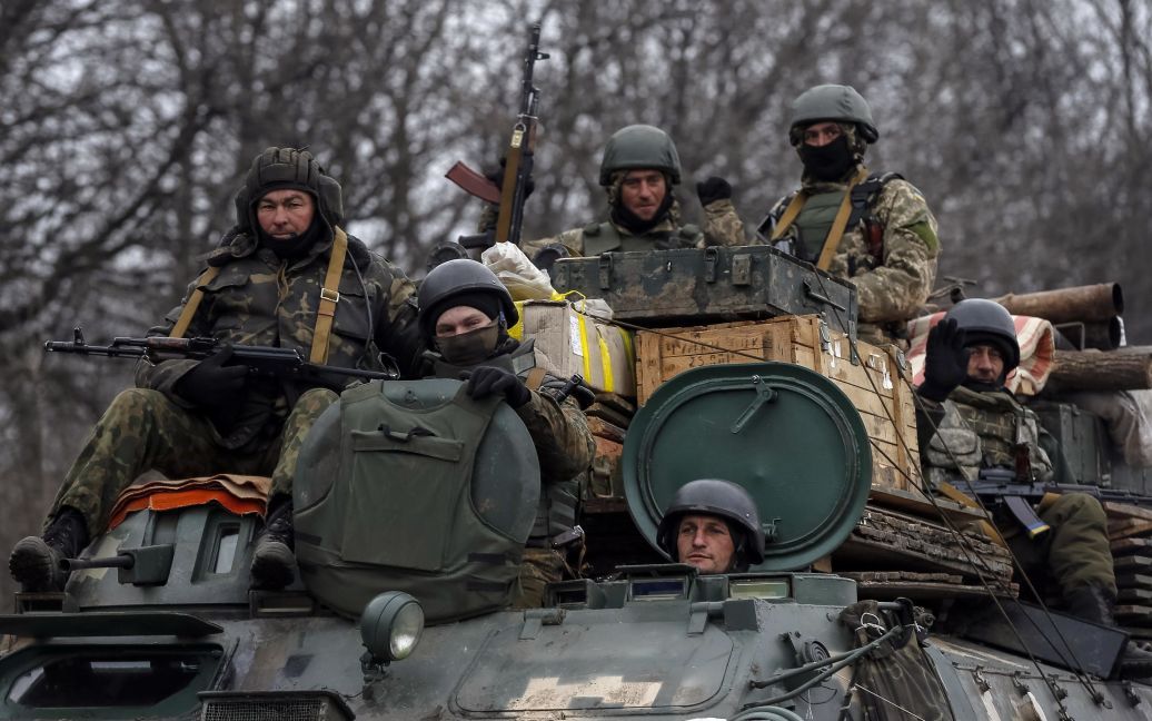 Военные готовятся отводить вооружение / © Reuters
