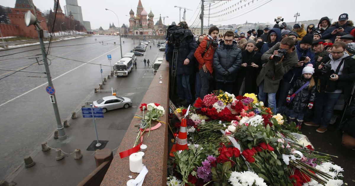 Меморіал Нємцова почали розбирати в ніч на 28 березня - через місяць після загибелі політика.