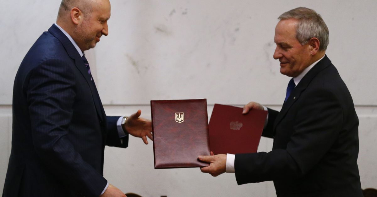 Турчинов и Козей подписали документ о сотрудничестве