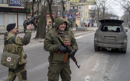 В Луганске российские инструкторы "муштруют" боевиков, а в Донецк перебросили сотню "оплотовцев"