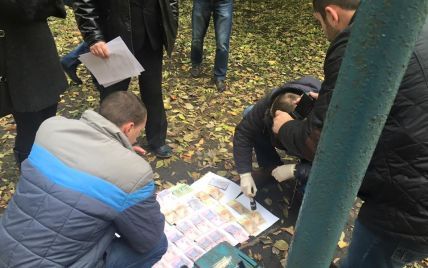 В Ивано-Франковске задержали четырех полицейских за взятку в 1,5 тыс. долл.