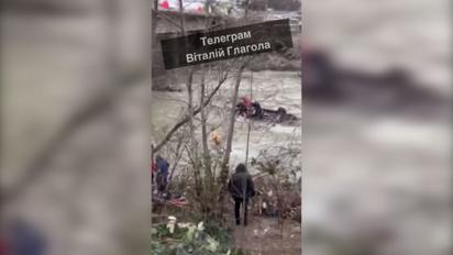 На Закарпатті авто впало в річку, проте людей врятували
