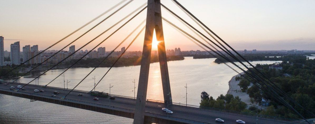 Шестеро детей вскарабкались на мост в Киеве и застряли на его верхушке