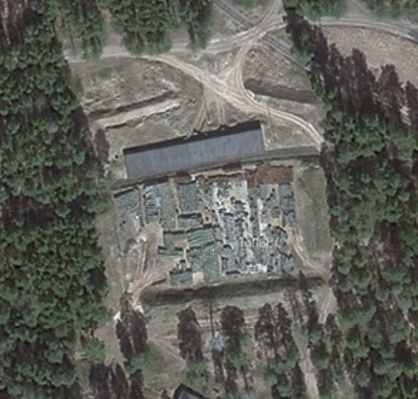 Складирование боеприпасов под открытым небом на 107-м арсенале ГРАУ