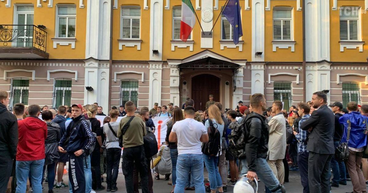 Віталій Марків_акція_італія_4 / © Валерія Ковалінська, ТСН