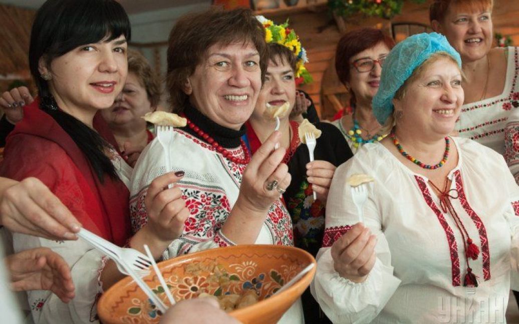 Запорожские волонтеры лепят "благотворительные" вареники / © УНИАН
