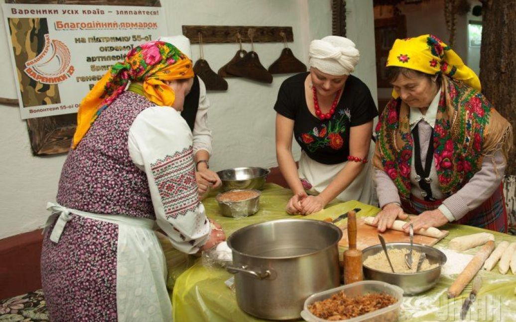 Запорожские волонтеры лепят "благотворительные" вареники / © УНИАН