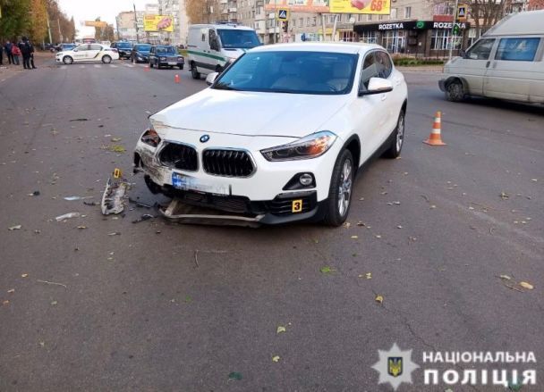 Автомобиль BMW, не пропустивший "скорую" на перекрестке / © ГУ Нацполиции в Черниговской области