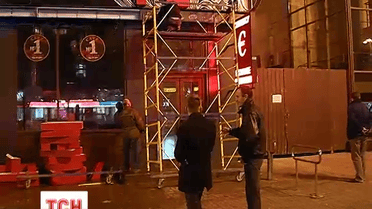 Вивіску з кав’ярні на місці згарища Будинку профспілок демонтували