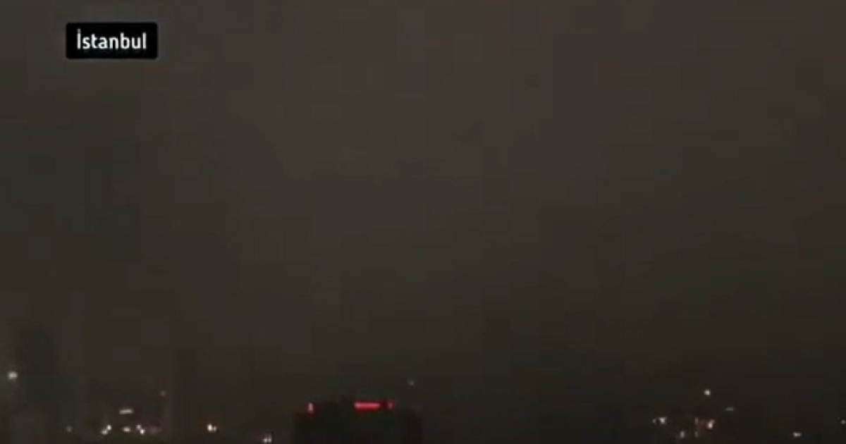 Жителі Стамбула також стали свідками рідкісного природного явища. Фото: скрін turkiyegazetesi.