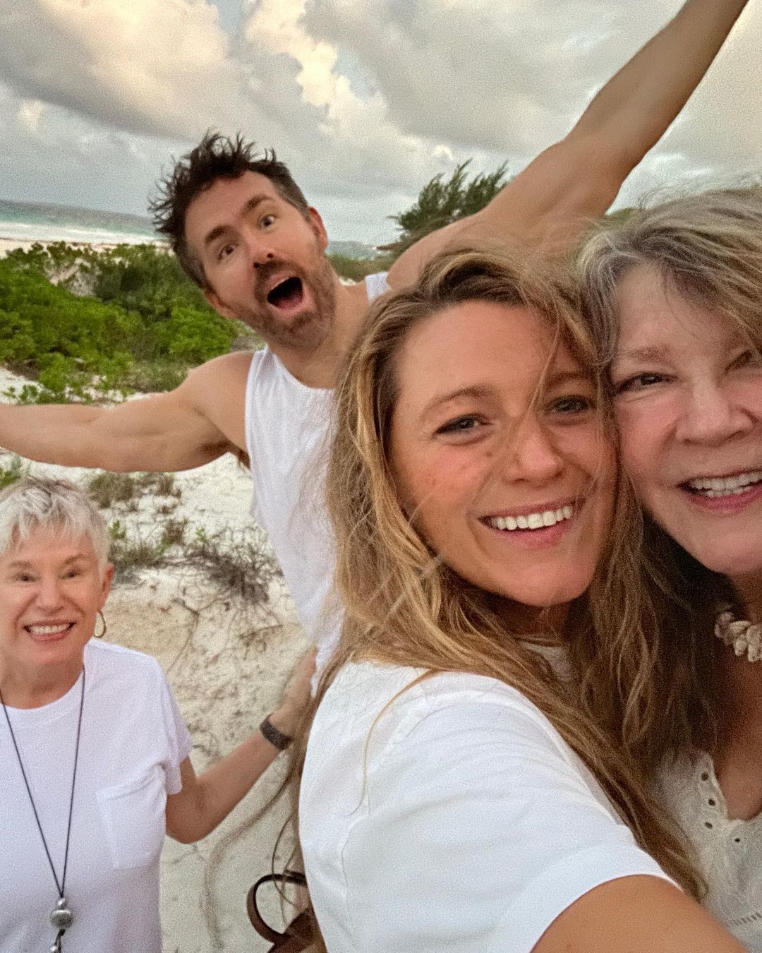 Блейк Лайвли с мужем и мамами / © instagram.com/blakelively