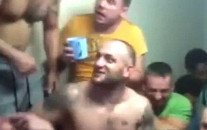 В Сеть попало видео громкой "вечеринки" заключенных в камере колонии