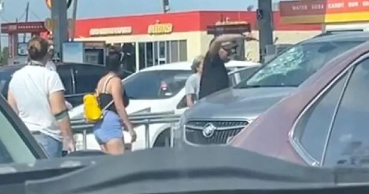 Father Accidentally Locks Keys and Child in Hot Car: Dramatic Rescue Caught on Video