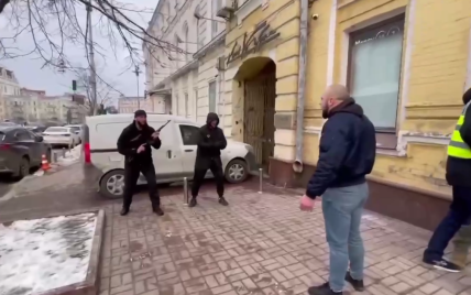 У центрі Києва озброєні чоловіки влаштували стрілянину: з'явилося відео
