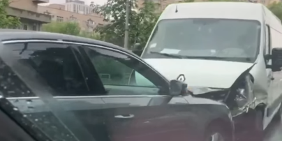 У Києві на слизькій дорозі сталася серйозна ДТП з трьома авто