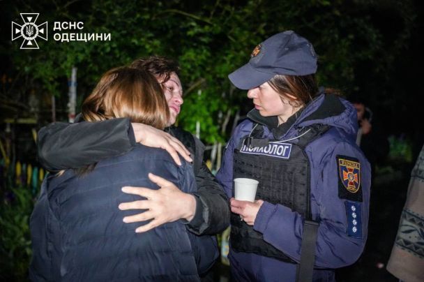 Допомога постраждалим внаслідок атаки дронами по Одесі / © Головне управління ДСНС в Одеській області/facebook
