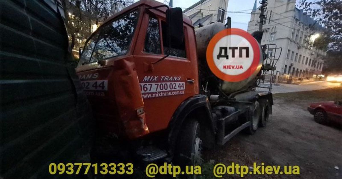 У Києві бетономішалка зім'яла п'ять легковиків і в'їхала в паркан: є постраждалі