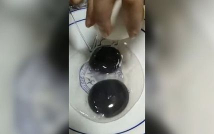 У Китаї гуска несе яйця з чорними жовтками