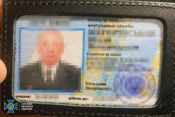 Во время обысков у фигуранта изъяли пять мобильных телефонов и несколько SIM-карт, используемых для конспиративной связи.