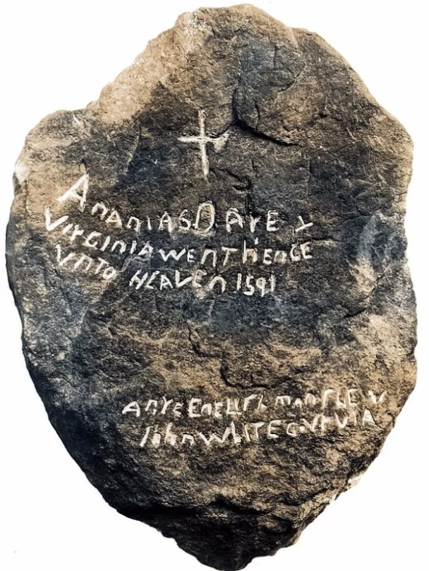 Еще одна подсказка была обнаружена в 1937 году — это был Камень Дера, который, как полагают, был написан Элеонор Уайт Дер, дочерью губернатора Роанока Джона Уайта, и, возможно, рассказывает о случившемся с поселенцами, когда они покинули свою колонию на Роанок.