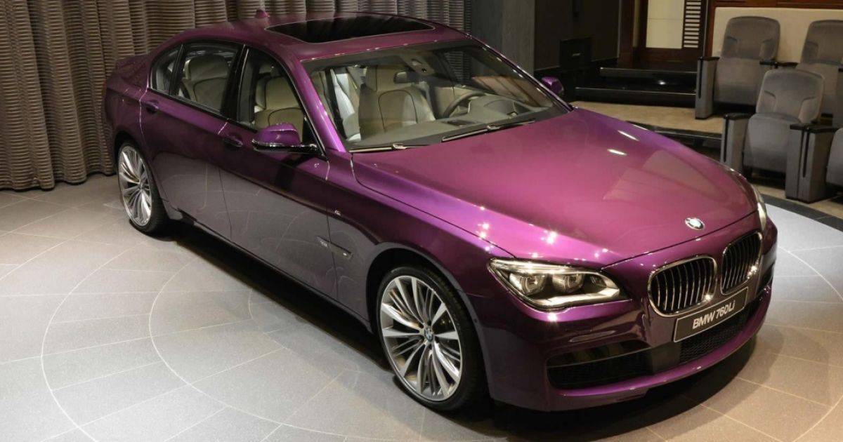В Абу-Даби появился фиолетовый BMW 7-Series