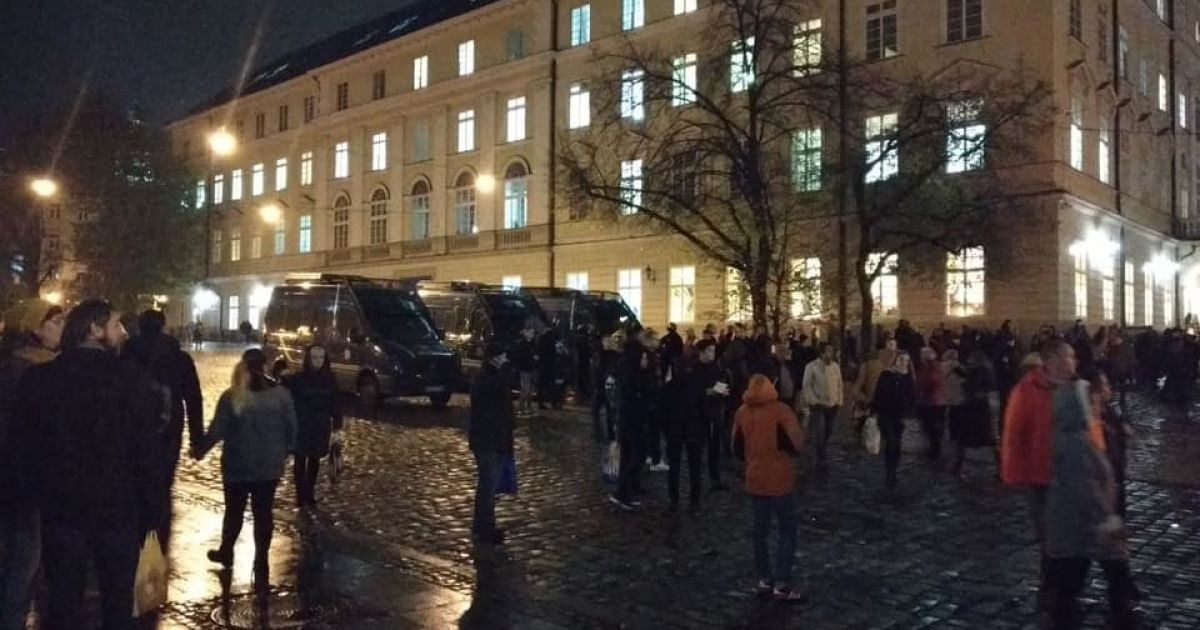 Футбольные фанаты массово подрались в центре Львова. Пострадали полицейские