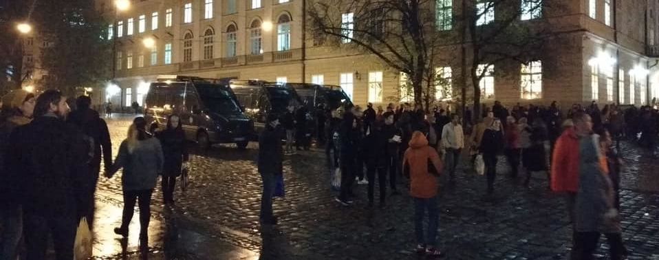 Футбольні фанати масово побилися в центрі Львова. Постраждали поліцейські