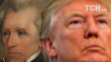 Трампа закидали прапорами РФ_1