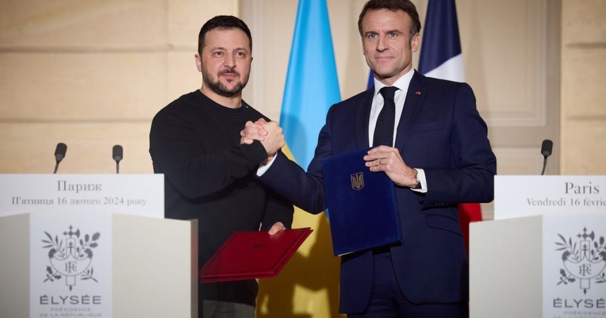 Президент Украины Владимир Зеленский и президент Франции Эммануэль Макрон после подписания соглашения