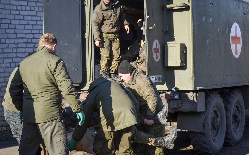 Боевики отдали украинским военным тела погибших силовиков и медиков. / © Reuters