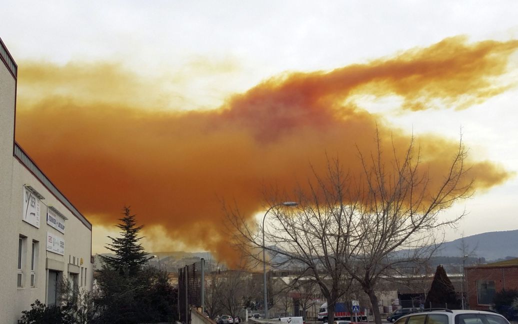 Небо в городе затянуло большим оранжевым облаком / © Reuters