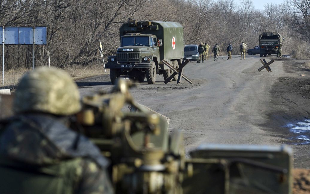 Боевики отдали украинским военным тела погибших силовиков и медиков. / © Reuters