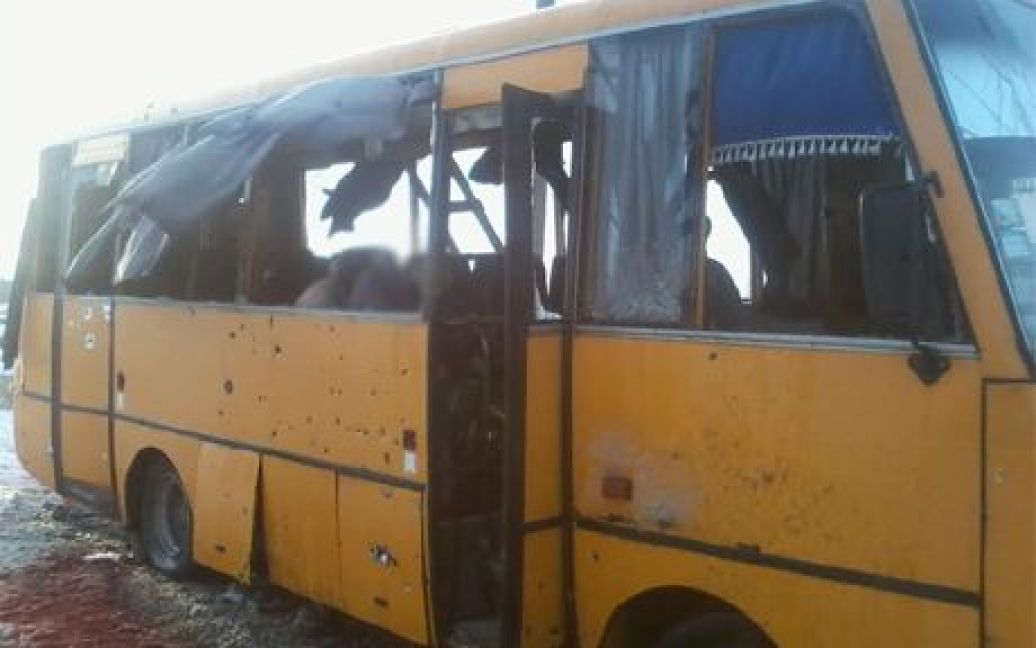 Боевики обстреляли пассажирский автобус под Волновахой. / © Громадське-ТБ