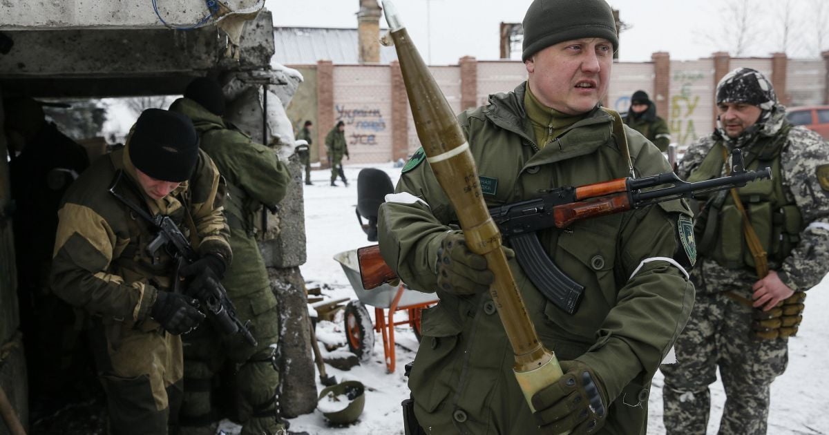 Боевики обстреливают друг друга.